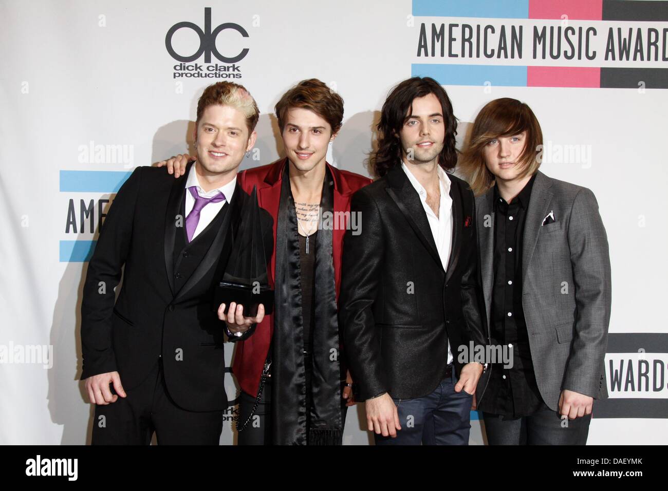 Musiciens Nash Overstreet (l-r), Ryan Follese, Ian Keaggy et Jamie Follese de 'Hot Chelle Rae' poser dans la salle de presse de l'édition 2011 des American Music Awards au Nokia Theatre L.A. Vivre à Los Angeles, USA, le 20 novembre 2011. Photo : Hubert Boesl Banque D'Images