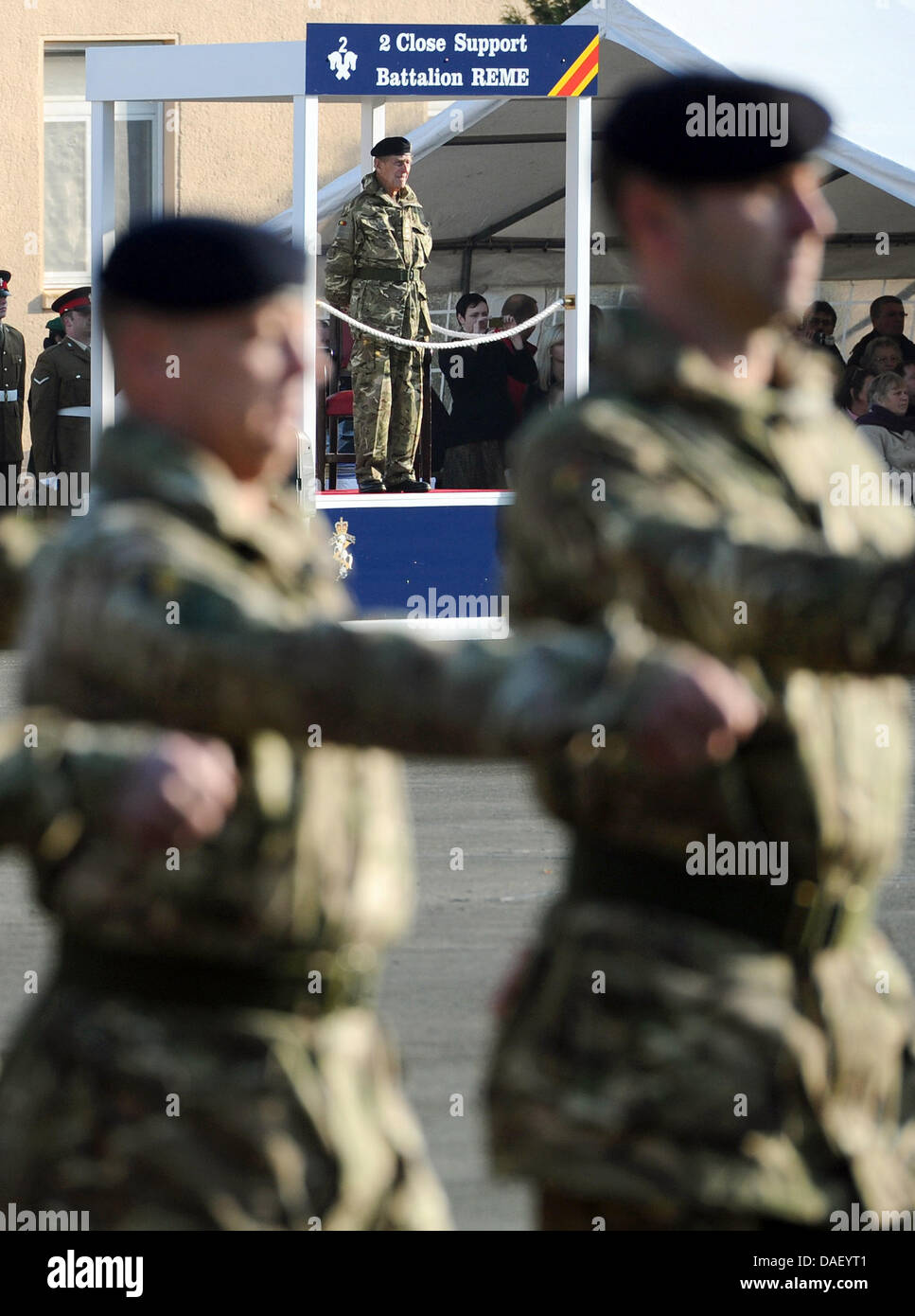 (C) le prince Philip, époux de la reine, visite les troupes britanniques à St Barbara Kaserne à Bad Fallingbostel, Allemagne, 21 novembre 2011. Le prince Philip décoré 150 soldats britanniques du 2 Bataillon de soutien rapproché (REME Royal Electrical and Mechanical Engineers) pour l'accomplissement de leur devoir en Afghanistan. Photo : CHRISTIAN CHARISIUS Banque D'Images