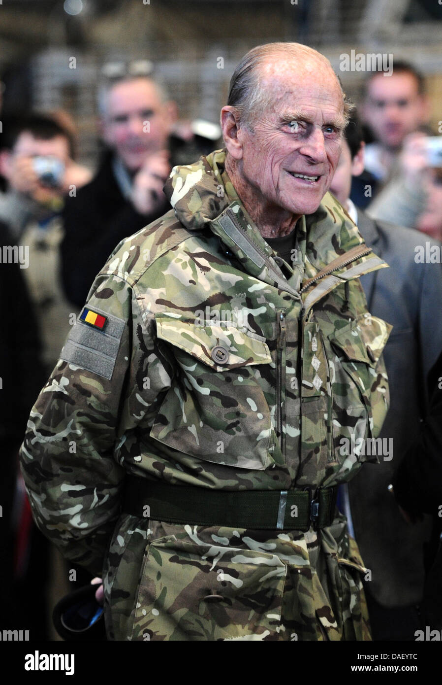 Le prince Philip, époux de la reine, visite les troupes britanniques à St Barbara Kaserne à Bad Fallingbostel, Allemagne, 21 novembre 2011. Le prince Philip décoré 150 soldats britanniques du 2 Bataillon de soutien rapproché (REME Royal Electrical and Mechanical Engineers) pour l'accomplissement de leur devoir en Afghanistan. Photo : CHRISTIAN CHARISIUS Banque D'Images