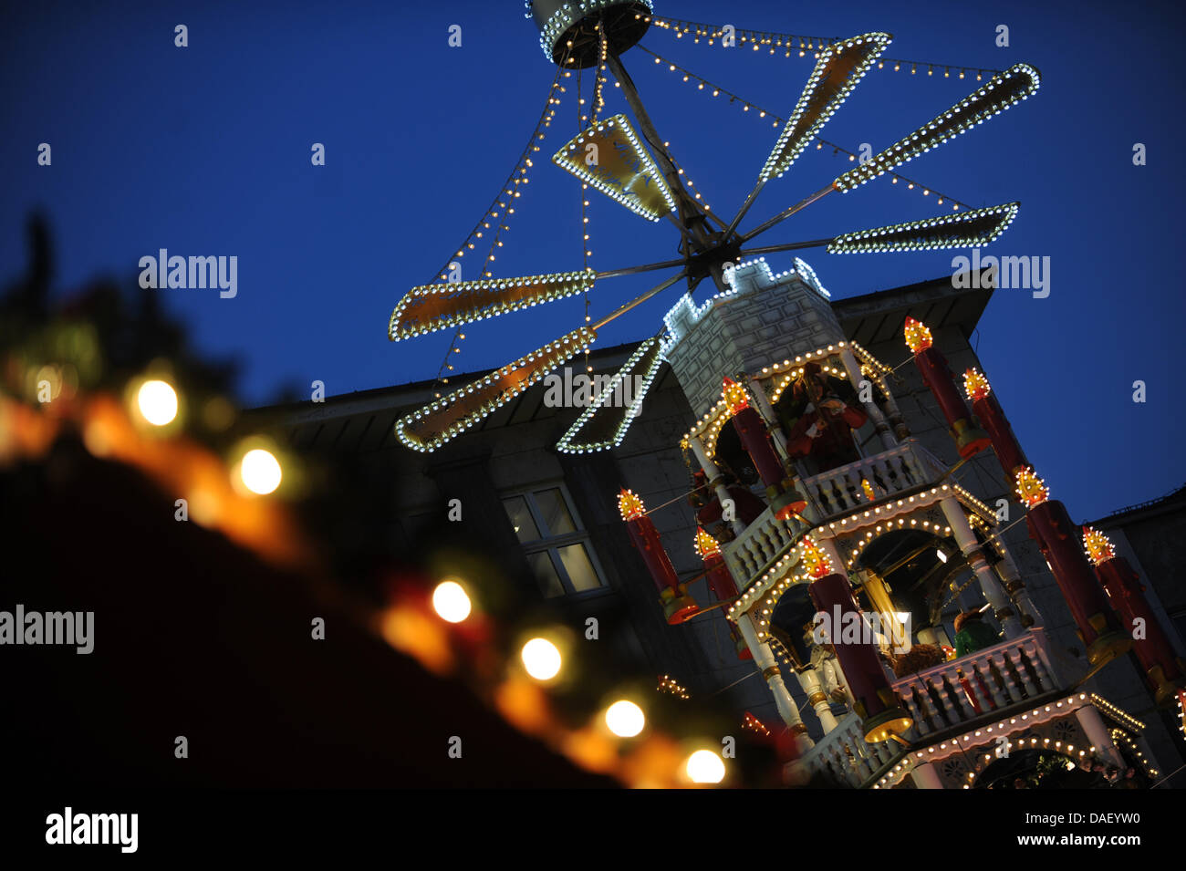 La Foire de Noël a ouvert ses portes à Kassel, Allemagne, 21 novembre 2011. Photo : UWE ZUCCHI Banque D'Images