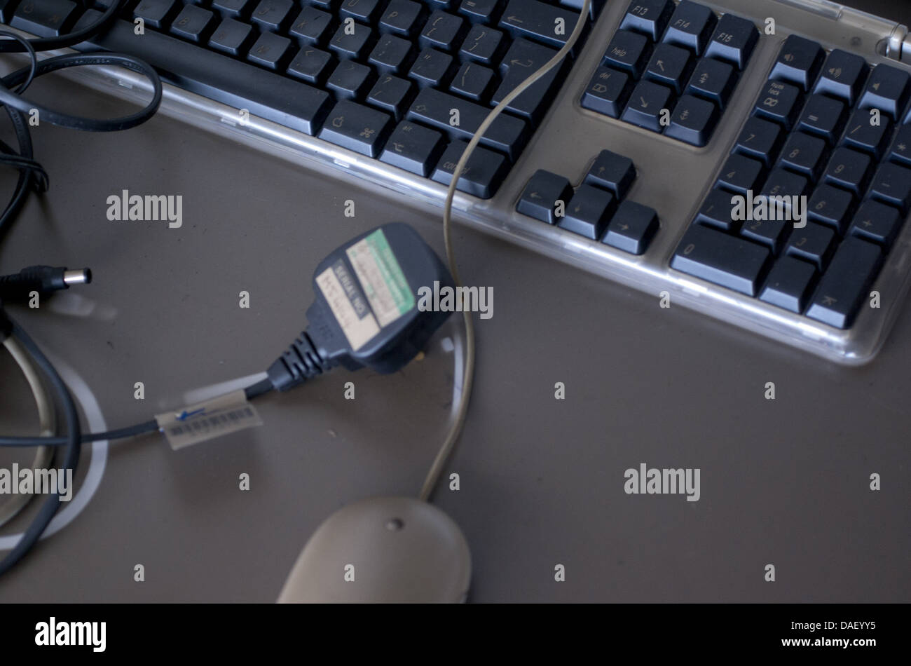 Les restes charrés des salles de classe et de son matériel pédagogique sont vus dans cette image des suites d'un incendie à l'école des médias, des arts et du design du Harrow Campus de l'université de Westminster qui a laissé un bâtiment entier détruit. © Time-snapshots Banque D'Images