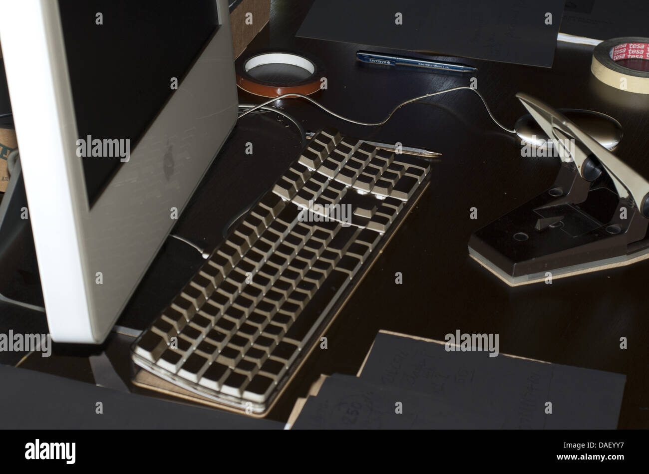 Les restes charrés des salles de classe et de son matériel pédagogique sont vus dans cette image des suites d'un incendie à l'école des médias, des arts et du design du Harrow Campus de l'université de Westminster qui a laissé un bâtiment entier détruit. © Time-snapshots Banque D'Images