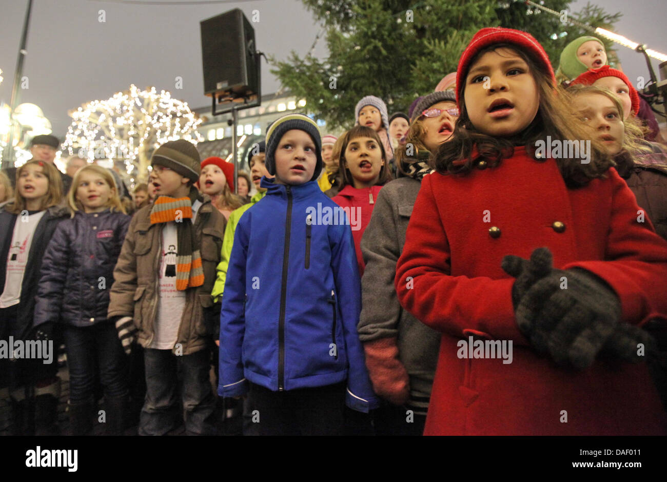 Les enfants de la chorale d'enfants et de jeunes St. Petri et St. Katharinen effectuer comme l'arbre de Noël est remis au marché de Noël le Rathausmarkt à Hambourg, Allemagne, 21 novembre 2011. Photo : Bodo Marks Banque D'Images