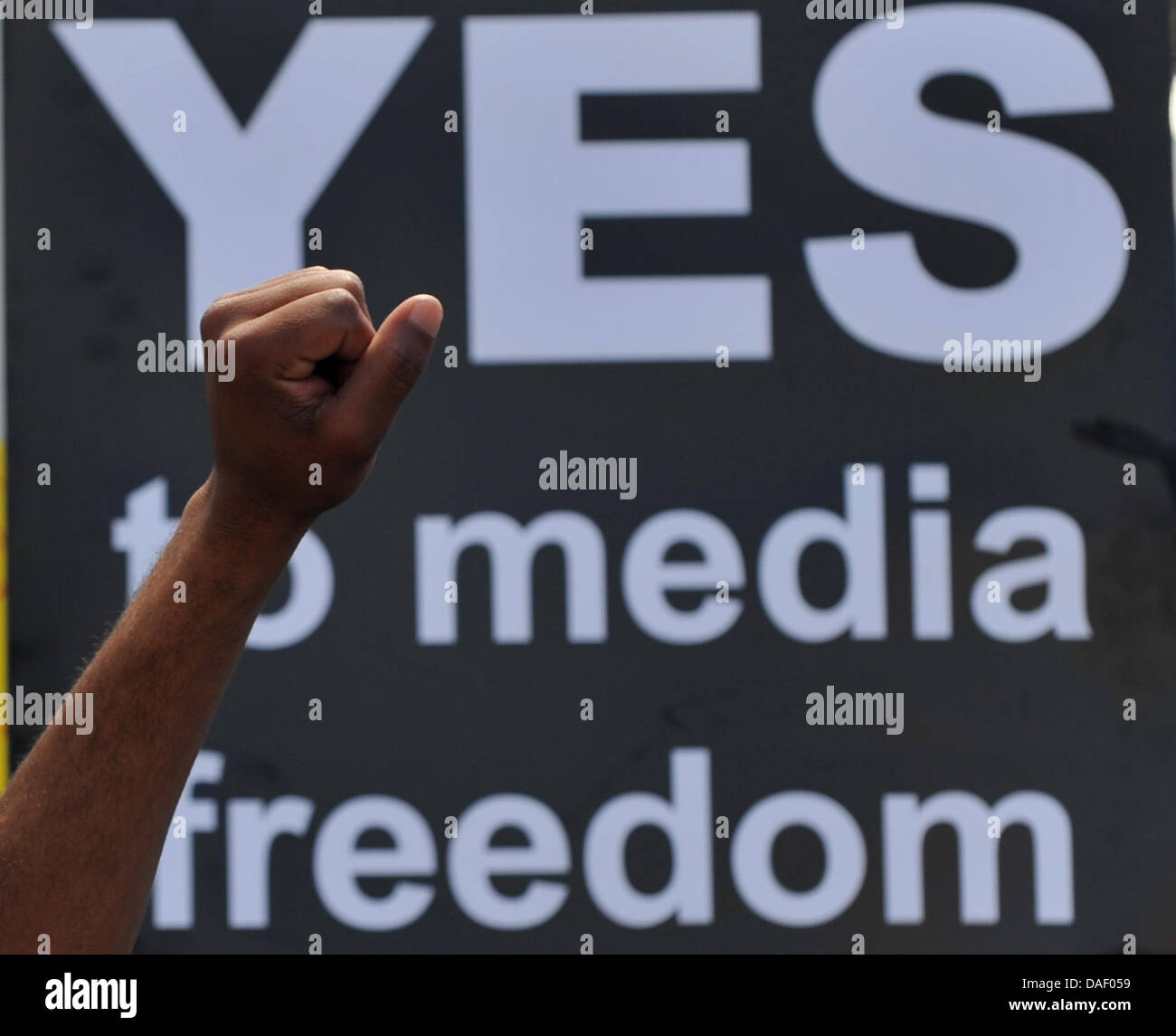 Un homme proteste contre l'adoption d'un nouveau droit de l'information pour la censure de la presse en face du Parlement à Cape Town, Afrique du Sud, le 22 novembre 2011. La loi menace de sanctionner la publication de documents secrets et protégés avec un peu des mesures draconiennes. Il doit être adopté avec une large majorité du conseil d'ANC parti dans l'après-midi. Photo : Ralf Hirschberger Banque D'Images