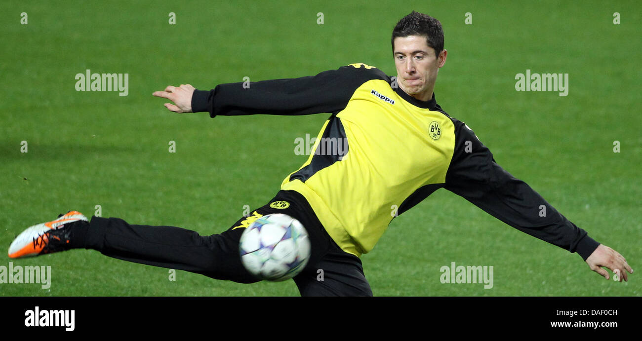 Robert Lewandowski de Dortmund prend part à une session de formation à l'Emirates Stadium de Londres, Grande-Bretagne, 22 novembre 2011. Borussia Dortmund jouera Arsenal FC dans un match de groupe de la Ligue des Champions le 23 novembre 2011. Photo : Friso Gentsch Banque D'Images