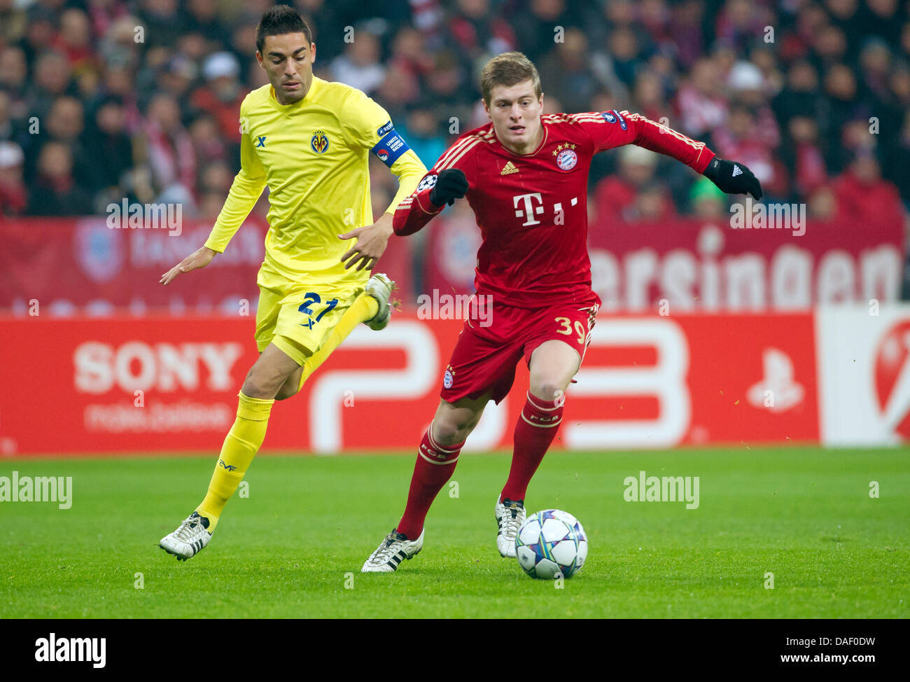 Toni Kroos du Bayern (R) et de Villarreal Bruno Soriano rivalisent pour la balle durant le groupe de la Ligue des Champions un match de foot entre FC Bayern Munich et Villarreal CF a l'Allianz-Arena à Munich, Allemagne, du 22 novembre 2011. Photo : Sven Hoppe dpa Banque D'Images