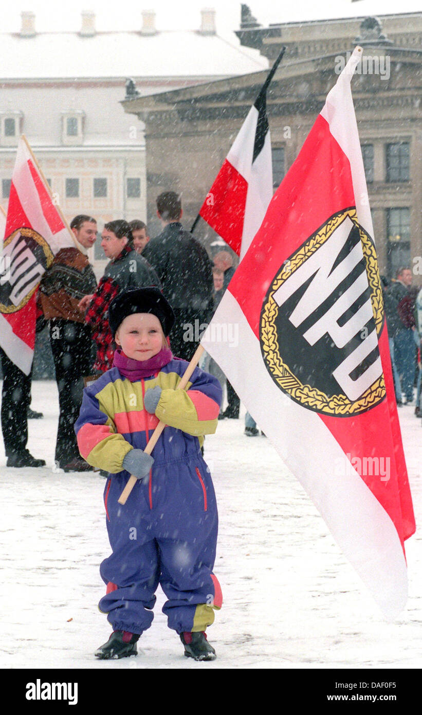 Fichier - une archive photo datée du 24 janvier 1998, montre une jeune fille tenant un drapeau de l'allemand d'extrême droite Parti National Démocrate d'Allemagne (NPD). Le NPD à l'époque avait organisé une manifestation contre l'exposition itinérante "Guerre d'Extermination - crimes de la Wehrmacht 1941 à 1944'. Après une série de meurtres Ministre allemand de l'Intérieur envisage d'une façon d'interdire Banque D'Images