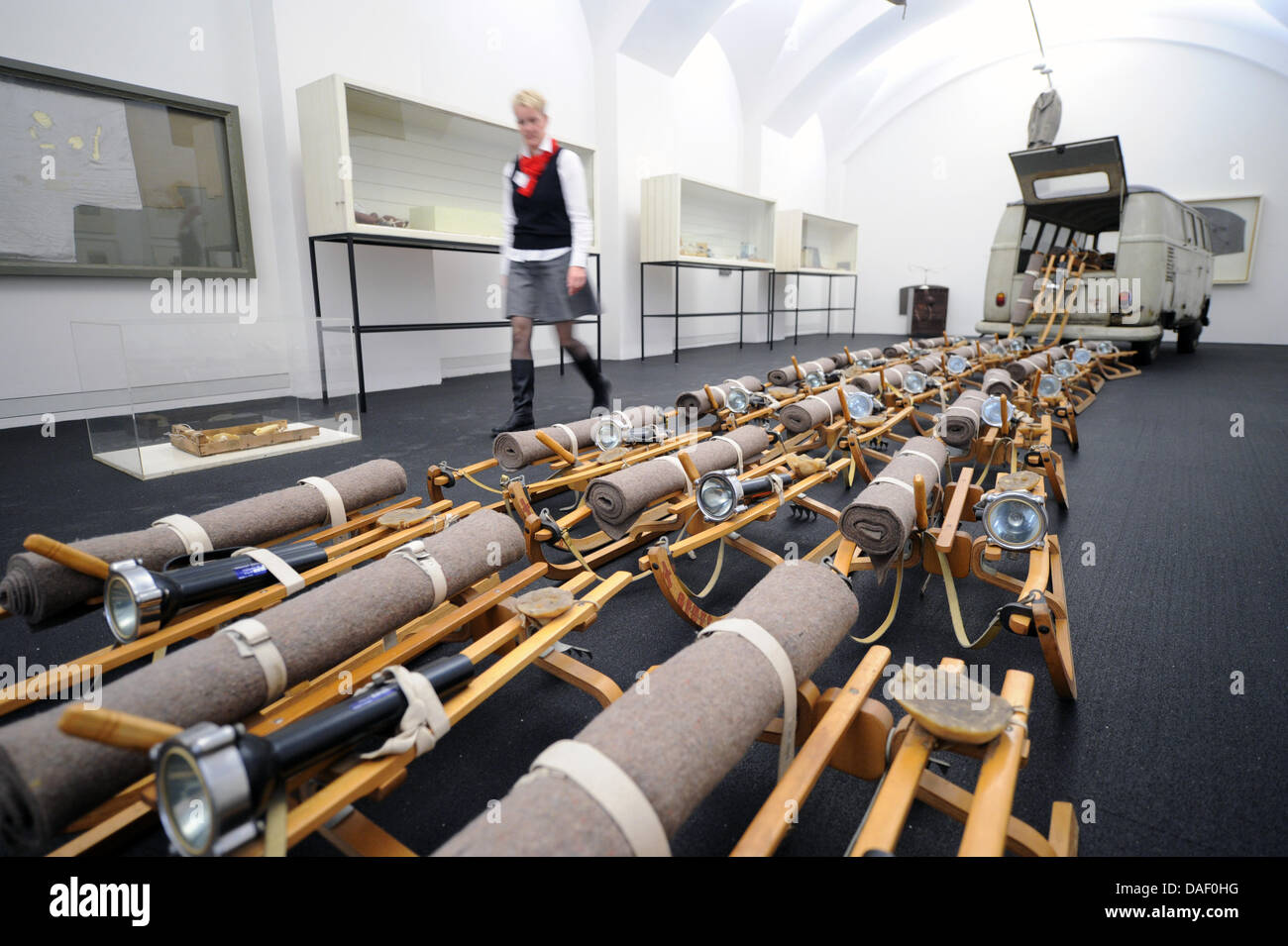 L'installation 'Le Pack' par Joseph Beuys se compose de 24 traîneaux et un bus VW et est exposée à la Neue Galerie à Kassel, Allemagne , 23 novembre 2011. Après cinq ans et d'une rénovation complète la Neue Galerie ouvre ses portes à nouveau. Photo : UWE ZUCCHI Banque D'Images