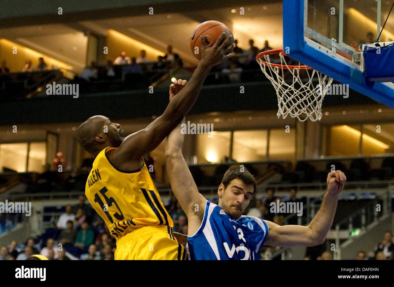 Berlin's Derrick Allen (L-R) marque contre Podgorica Cedomir Vitkovac pendant l'Eurocup de basket-ball match Alba Berlin vs KK Buducnost Podgorica à o2 World à Berlin, Allemagne, 22 novembre 2011. Photo : Sebastian Kahnert Banque D'Images