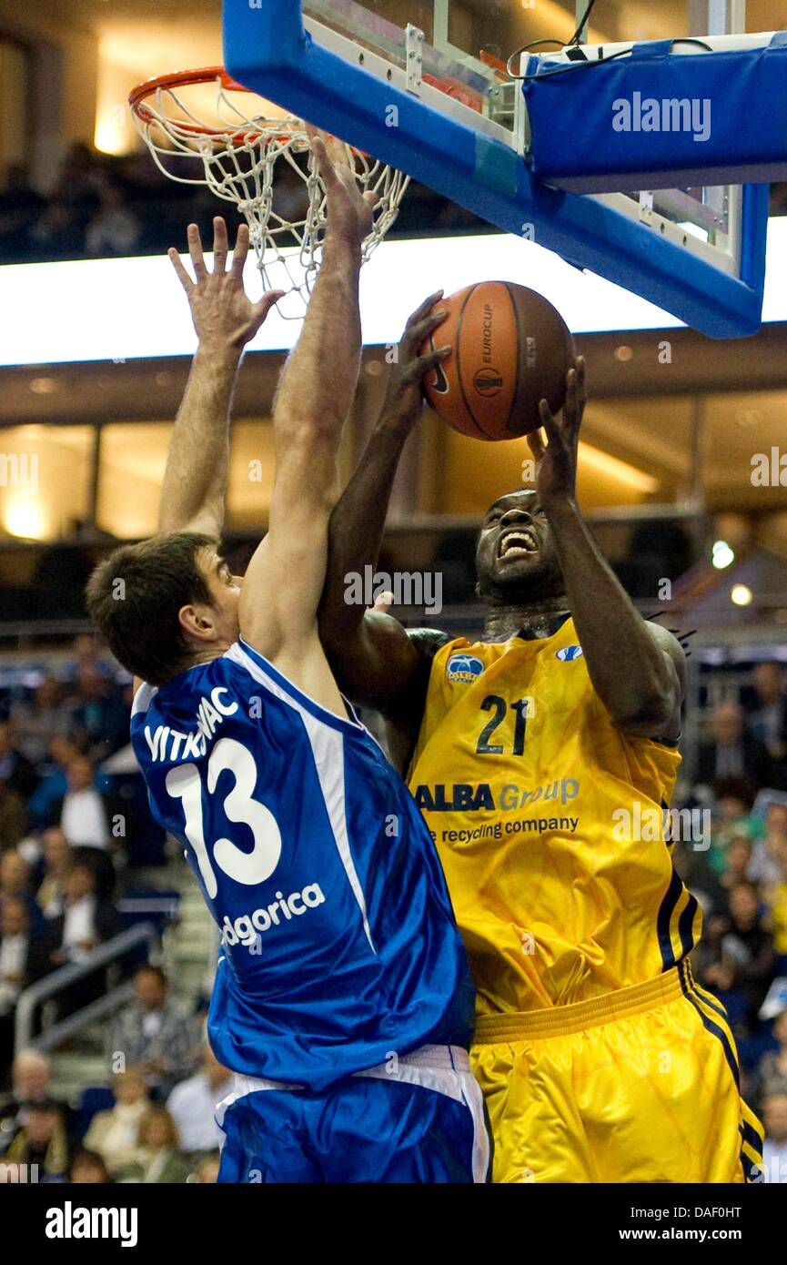 Berlin's Torin Francis (R) marque contre Podgorica Cedomir Vitkovac pendant l'Eurocup de basket-ball match Alba Berlin vs KK Buducnost Podgorica à o2 World à Berlin, Allemagne, 22 novembre 2011. Photo : Sebastian Kahnert Banque D'Images
