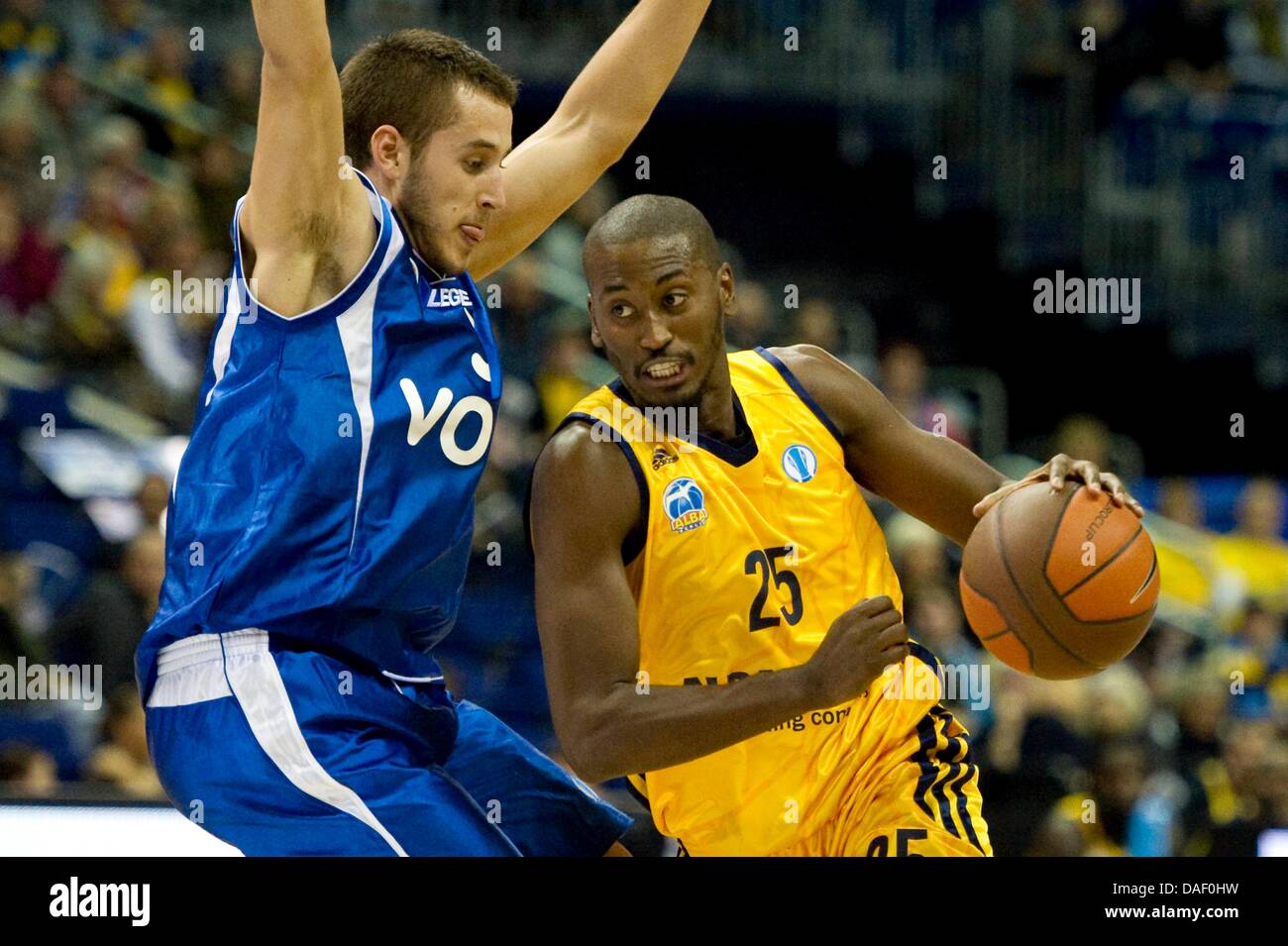 Berlin's Kyle Weaver (R) dribble la balle passé Podgorica Vladimir Mihailović pendant l'Eurocup de basket-ball match Alba Berlin vs KK Buducnost Podgorica à o2 World à Berlin, Allemagne, 22 novembre 2011. Photo : Sebastian Kahnert Banque D'Images