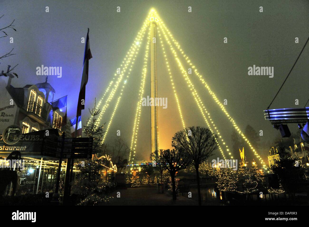 Le 75 mètre de haut, la Tour de l'Euro est décoré comme une pyramide à l'Europa Park à Rust, Allemagne, 23 novembre 2011. À partir du 26 novembre 2011 jusqu'à 08 Januaray 2012, l'Europa Park célébrera cette année, la saison d'hiver. Photo : Rolf Haid Banque D'Images