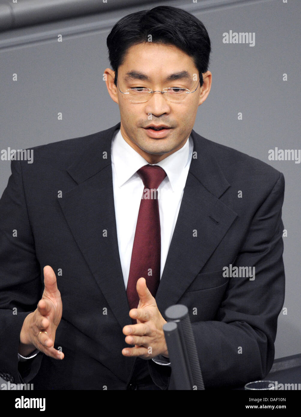 Le ministre allemand de l'économie et de la technologie Philipp Roesler parle lors d'une réunion du Bundestag concernant le budget pour l'économie et de la technologie à Berlin, Allemagne, 24 novembre 2011. Consultations budgétaires continuent au Bundestag. Photo : Rainer Jensen Banque D'Images