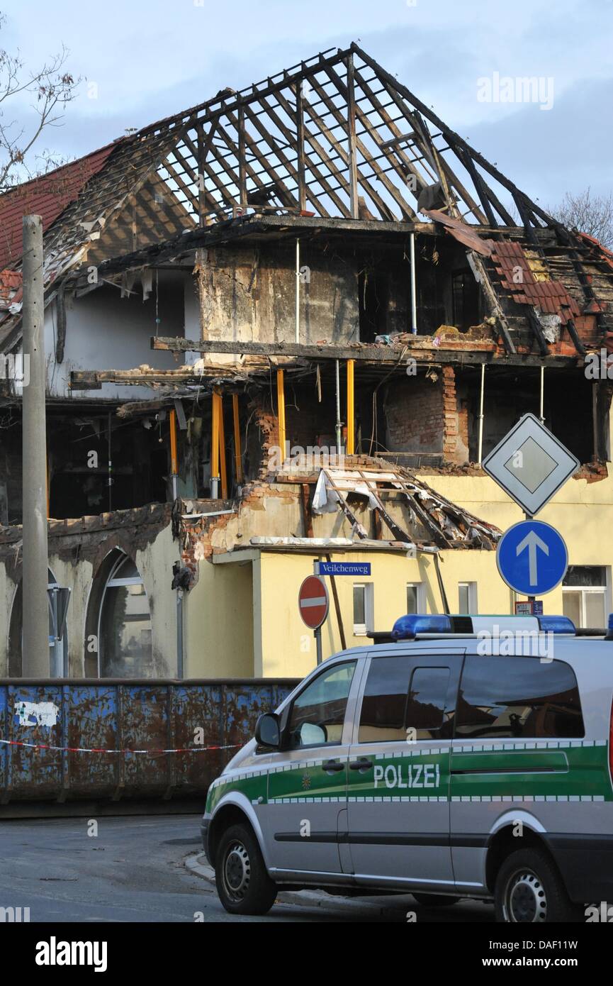 Un fourgon de police parcs en face de la maison détruite de l'extrême-droite d'une cellule terroriste à Zwickau, Allemagne, 24 novembre 2011. Selon l'administration de la ville de Zwickau, la partie supérieure de l'édifice semi-détachées doivent être enlevés. Les néonazis qui sont chargés d'une série de meurtres à l'encontre des migrants et des officiers de police en Allemagne vivait dans l'appartement pendant environ thr Banque D'Images