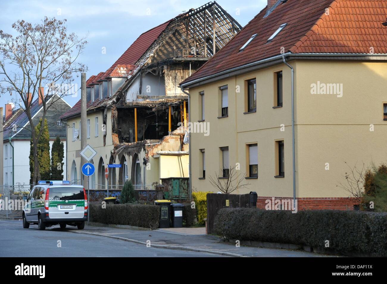 Un fourgon de police parcs en face de la maison détruite de l'extrême-droite d'une cellule terroriste à Zwickau, Allemagne, 24 novembre 2011. Selon l'administration de la ville de Zwickau, la partie supérieure de l'édifice semi-détachées doivent être enlevés. Les néonazis qui sont chargés d'une série de meurtres à l'encontre des migrants et des officiers de police en Allemagne vivait dans l'appartement pendant environ thr Banque D'Images