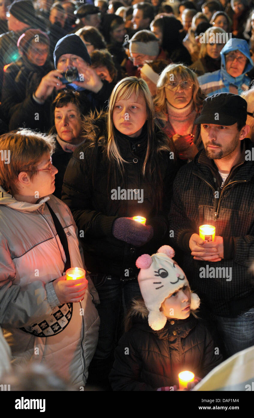 Des centaines de participants d'une vigile silencieuse se souvenir des victimes des meurtres néo-nazi à Zwickau, Allemagne, 25 novembre 2011. Le trio néo-nazi de l'état allemand de Thuringe vécu pendant des années unknow à Zwickau. Le meurtre d'au moins dix personnes est attribué. Photo : HENDRIK SCHMIDT Banque D'Images