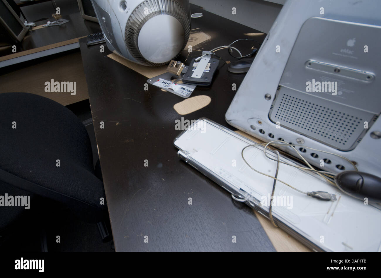 Les restes charrés des salles de classe et de son matériel pédagogique sont vus dans cette image des suites d'un incendie à l'école des médias, des arts et du design du Harrow Campus de l'université de Westminster qui a laissé un bâtiment entier détruit. © Time-snapshots Banque D'Images