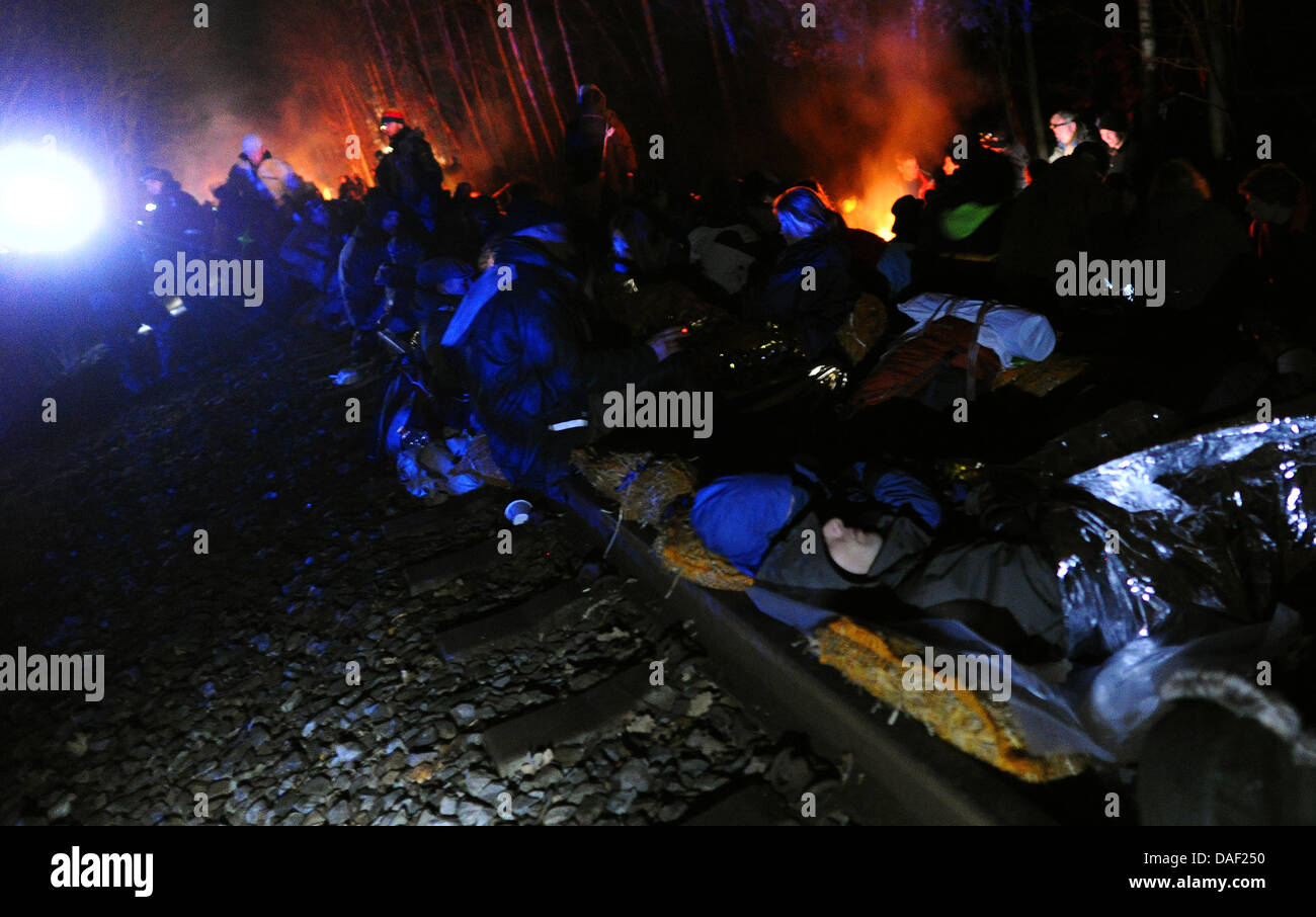 Militant anti-nucléaire occupent les voies ferrées dans le cadre des manifestations contre le Castor transport nucléaire le long de la ligne de chemin de fer entre Lunebourg et Dannenberg près de Harlingen, Allemagne, 26 novembre 2011. Le 13ème transport de déchets nucléaires allemands est prévu à l'installation de stockage provisoire de Gorleben en à partir de l'usine de retraitement en France cette semaine. Photo : Julian Strate Banque D'Images