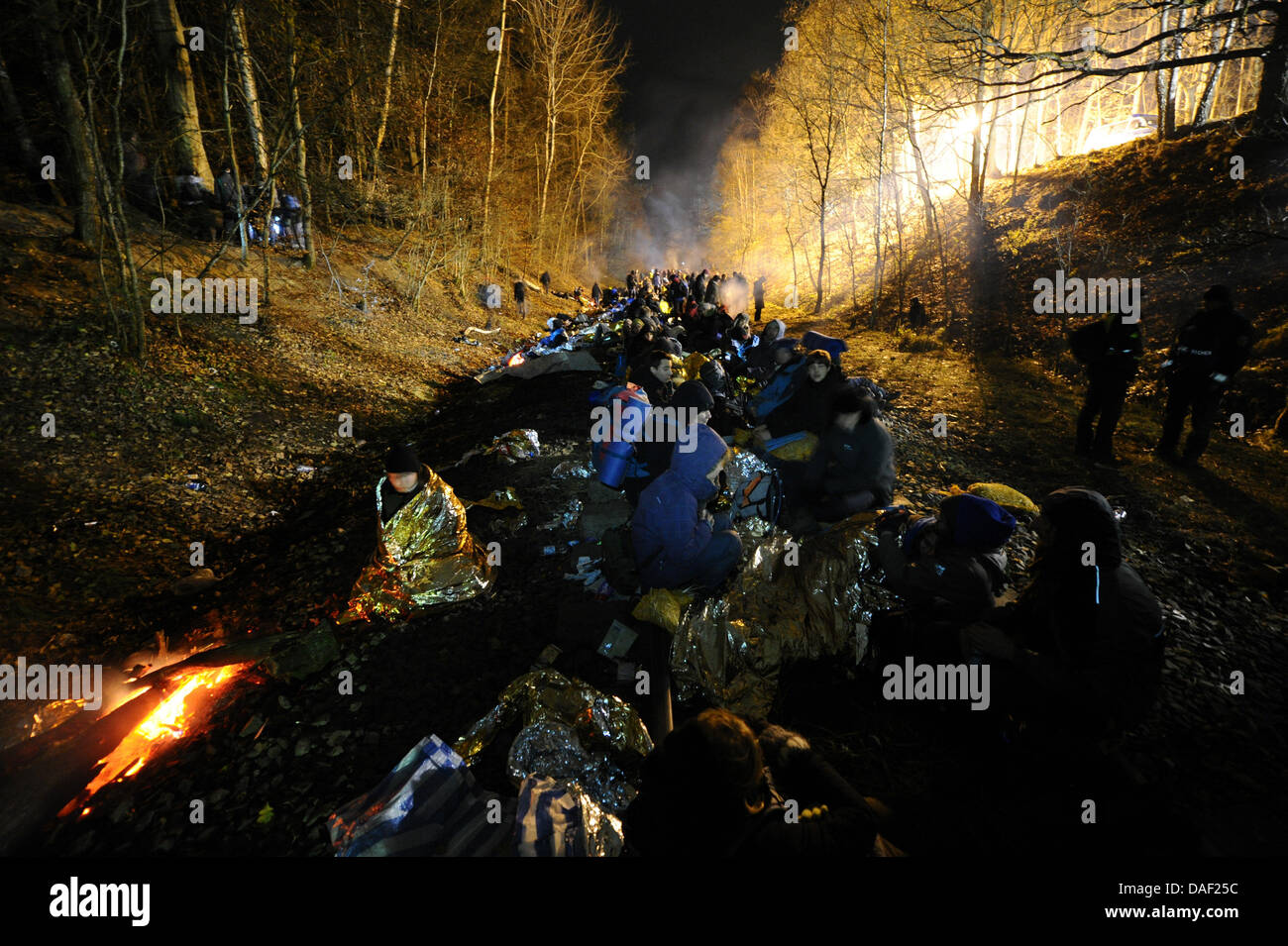 Militant anti-nucléaire occupent les voies ferrées dans le cadre des manifestations contre le Castor transport nucléaire le long de la ligne de chemin de fer entre Lunebourg et Dannenberg près de Harlingen, Allemagne, 27 novembre 2011. Le 13ème transport de déchets nucléaires allemands est prévu à l'installation de stockage provisoire de Gorleben en à partir de l'usine de retraitement en France cette semaine. Photo : Christian Cha Banque D'Images
