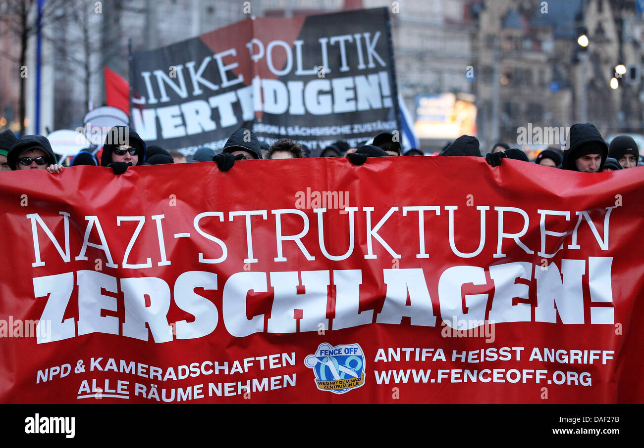 Les manifestants défilent dans les rues pour protester contre un rassemblement de néo-nazis prévue Leipzg, Allemagne, 26 novembre 2011. Plus de 650 personnes se sont rendues dans les rues pour protester contre la, d'abord, officiellement registerd discours public de condamnés au cours d'un néo-nazi Hoffmann rassemblement de droite. Hoffmann est le fondateur de la droite extrémiste 'Wehrsportgruppe Hoffmann'. Le righ Banque D'Images