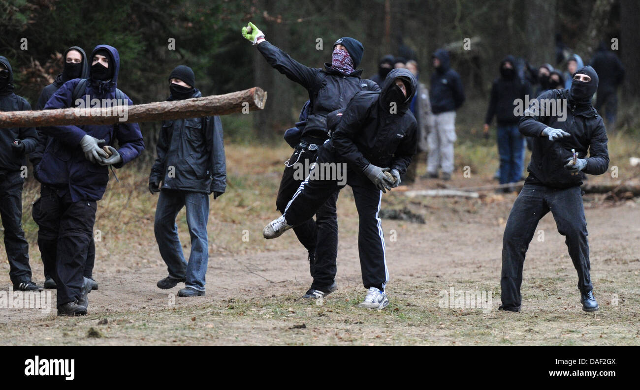 Vermummte greifen am Sonntag (27.11.2011) bei Leitstade Kreis (Miltenberg) Polizeibeamten und mit Feuerwerkskörpern Steinen un. Der 13. Castor-Transport mit deutschem Atommüll aus der französischen Wiederaufarbeitung ist auf dem Weg ins atomare Zwischenlager à Gorleben. Foto : Julian Stratenschulte dpa/lni  + + +(c) afp - Bildfunk + + + Banque D'Images