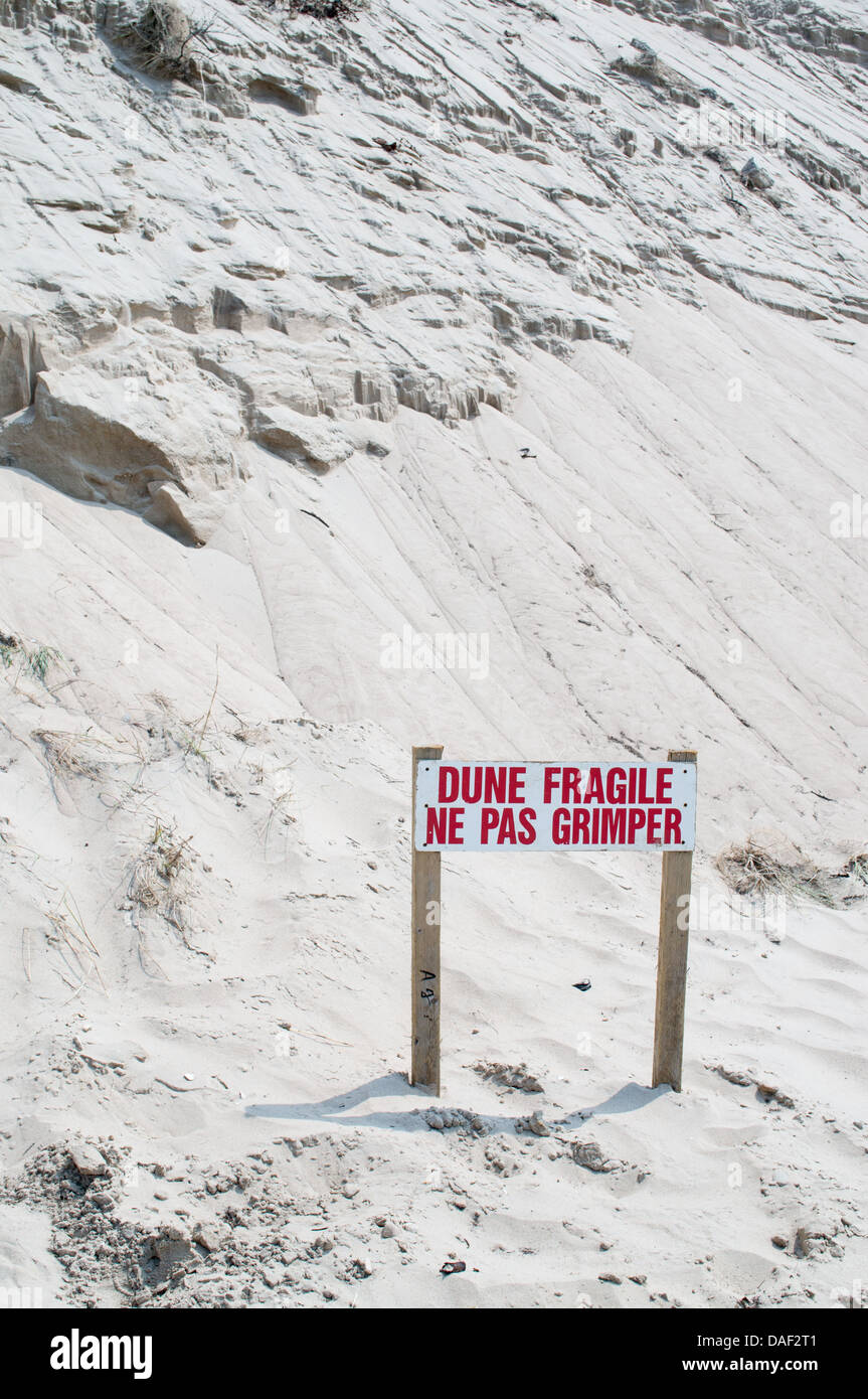 Un signe indiquant que les dunes de sable sont fragiles et ne doivent pas être montés sur, Wissant, le nord de la France Banque D'Images
