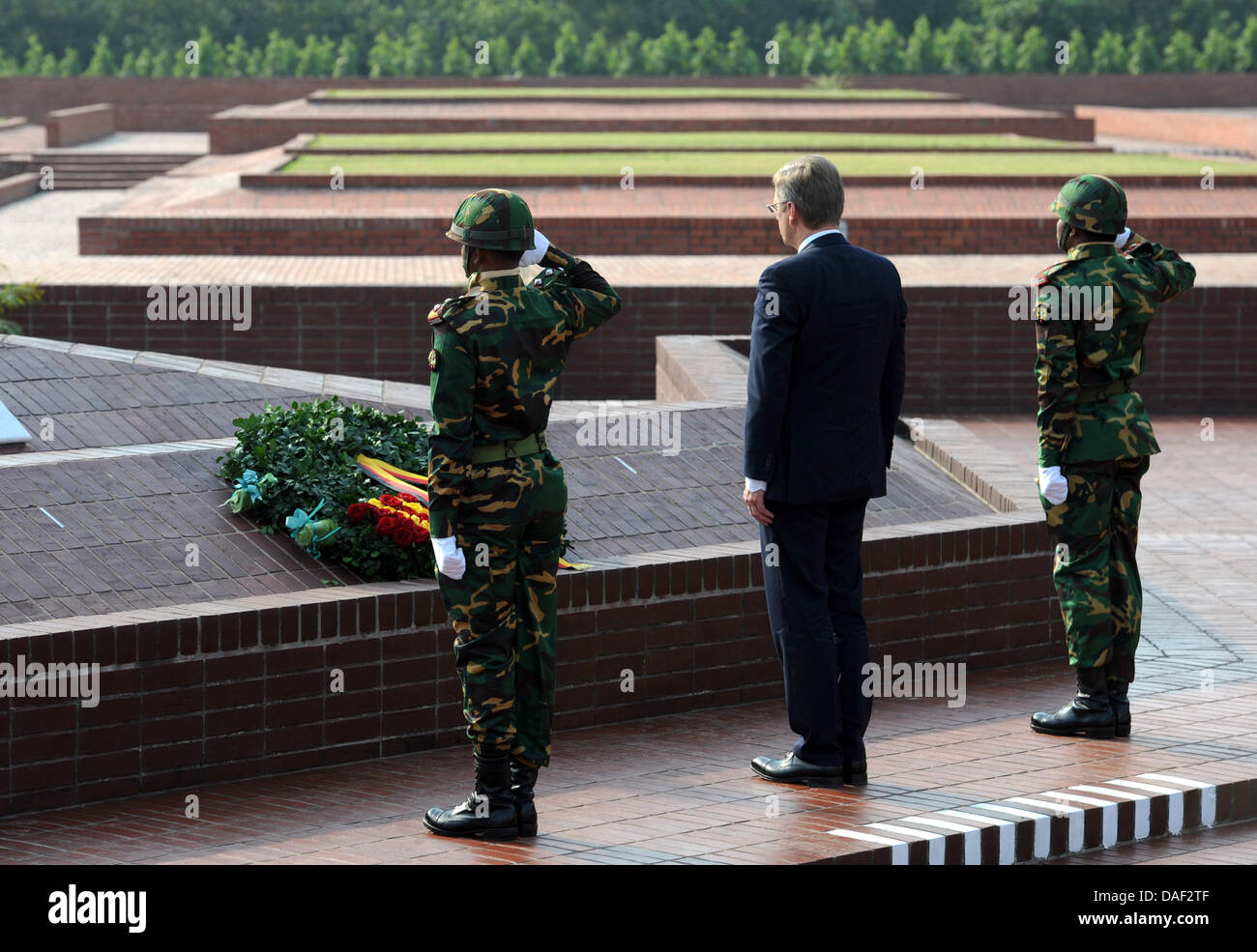 Le Président allemand Christian Wulff (C) fixe une couronne au monument de Savar près de Dhaka, Bangladesh, le 28 novembre 2011. Le Monument National pour les martyrs de la guerre de libération du Bangladesh a été construit en 1978. Visites Wulff le Bangladesh et l'Indonésie au cours de sa visite de six jours en Asie. Photo : RAINER JENSEN Banque D'Images