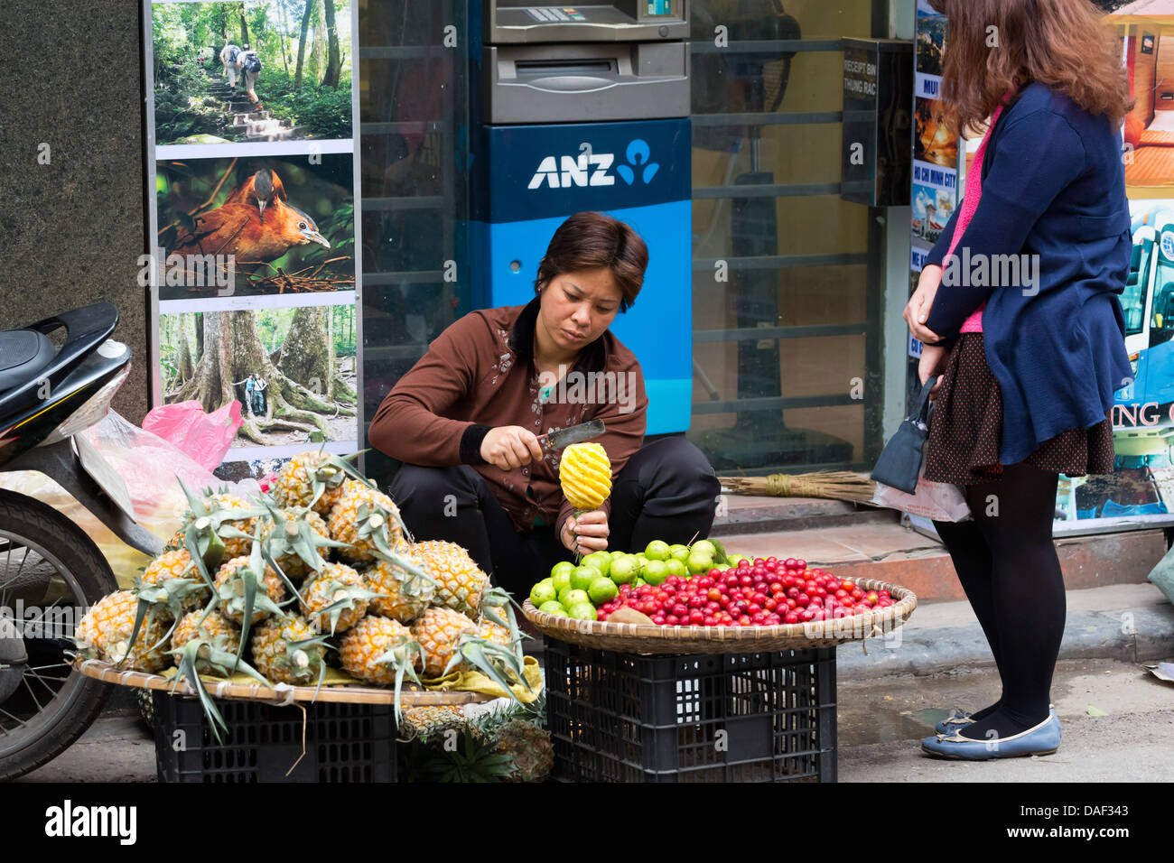 Vendeur de rue typique à Hanoi, Vietnam Banque D'Images