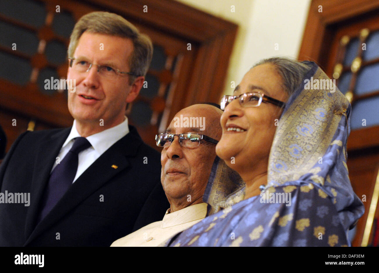 Le Président allemand Christian Wulff (L), Zillur Rahman, Président de la République populaire du Bangladesh et Scheikh Hasina Wajed, Premier Ministre de la République populaire du Bangladesh pendant un défilé lors d'un banquet d'État à la résidence présidentielle à Dhaka, Bangladesh, le 29 novembre 2011. Le Président allemand s'est rendue au Bangladesh et en Indonésie au cours de son voyage de six jours à comme Banque D'Images