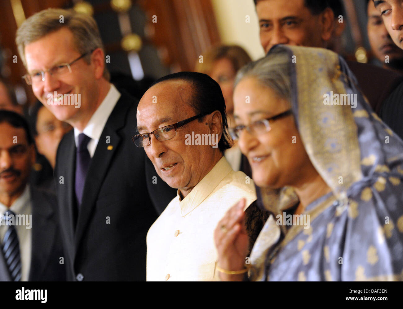 Le Président allemand Christian Wulff (L), Zillur Rahman, Président de la République populaire du Bangladesh et Scheikh Hasina Wajed, Premier Ministre de la République populaire du Bangladesh pendant un défilé lors d'un banquet d'État à la résidence présidentielle à Dhaka, Bangladesh, le 29 novembre 2011. Le Président allemand s'est rendue au Bangladesh et en Indonésie au cours de son voyage de six jours à comme Banque D'Images