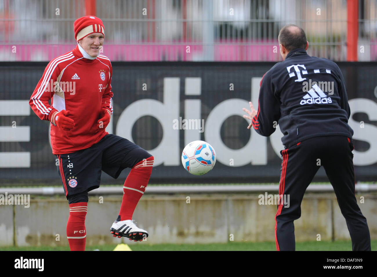 Le joueur de soccer professionnel Bastian Schweinsteiger (L) du FC Bayern Munich pratiques sur le terrain du club de Bundesliga avec fitness coach Thomas Wilhelmi à Munich, Allemagne, 30 novembre 2011. Après avoir souffert d'une fracture de la clavicule, Schweinsteiger a repris sa pratique de nouveau. Photo : Andreas Gebert Banque D'Images