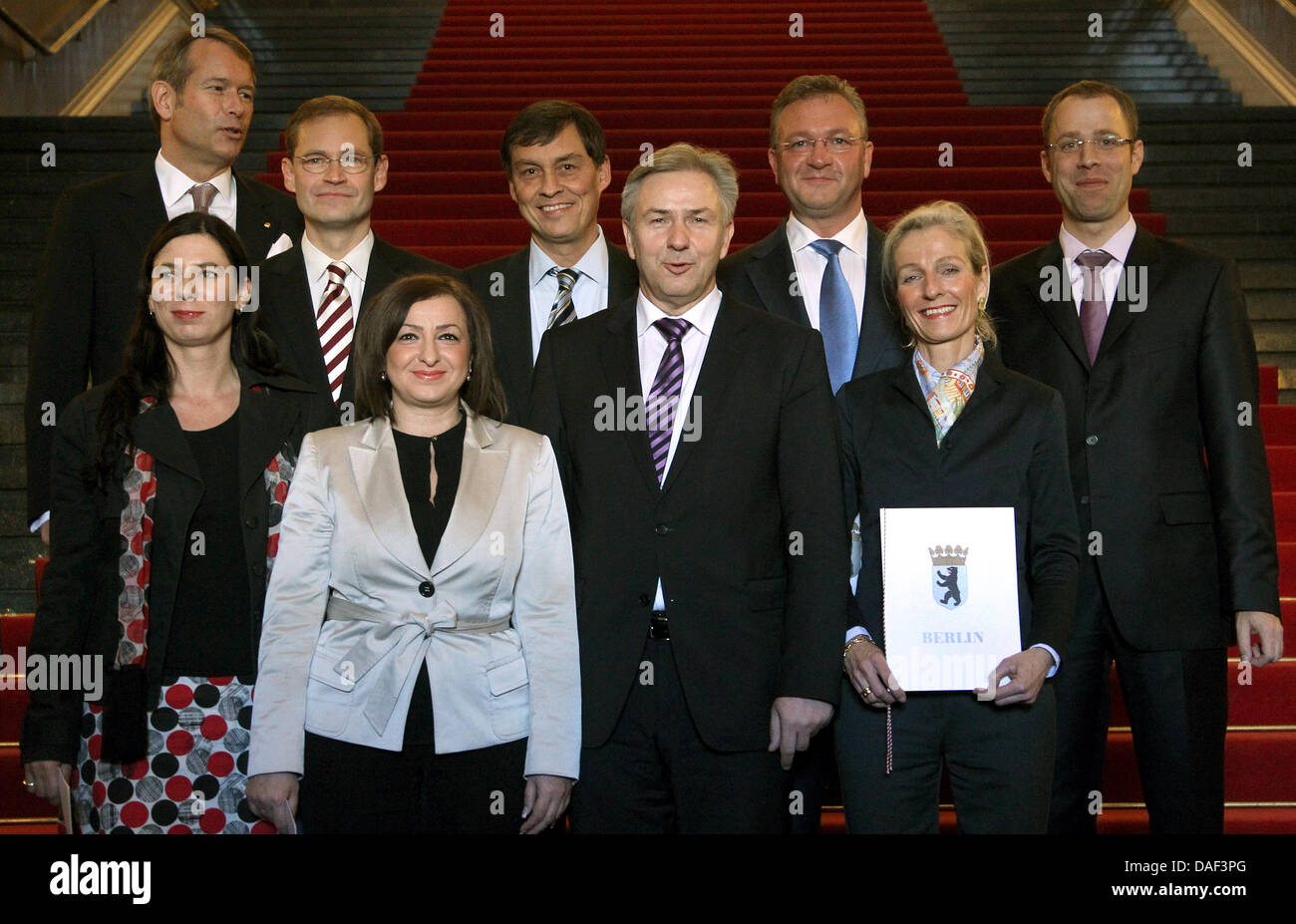 Maire de Berlin Klaus Wowereit (C) memberws présente de nouvelles du gouvernement de l'état après la nomination de nouveaux sénateurs à l'Hôtel de ville rouge à Berlin, Allemagne, 30 novembre 2011, (de gauche à droite, rangée arrière) : Ulrich Nussbaum, le sénateur des finances, Michael Mueller, le sénateur pour l'aménagement urbain, vivant, de la construction et du trafic, Michael Braun, le sénateur de la justice et de la protection des consommateurs, Frank Henk Banque D'Images