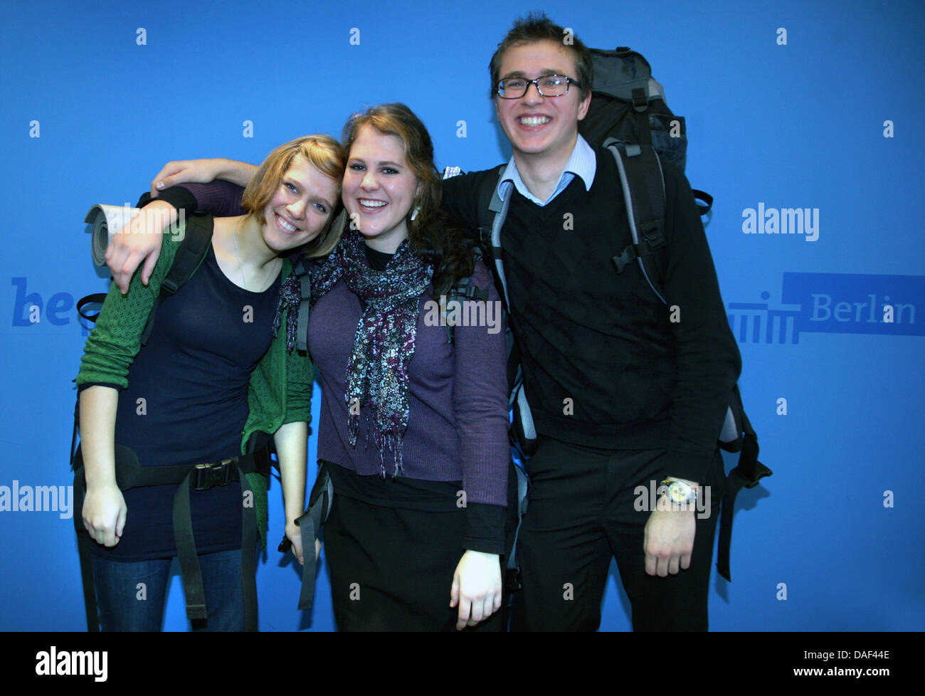 Indre (L-R) de la Lituanie, de l'Afrique du Sud, Raymond et Stefan de Bavaria posent lors d'une conférence de presse sur la réunion de la Communauté européenne des jeunes de Taizé, à Berlin, Allemagne, 01 décembre 2011. À l'invitation des Eglises et le maire de la ville, la 34e Rencontre européenne de Taizé aura lieu à Berlin du 28 décembre 2011 au 01 janvier 2012. Taize est un ordre monastique œcuménique w Banque D'Images