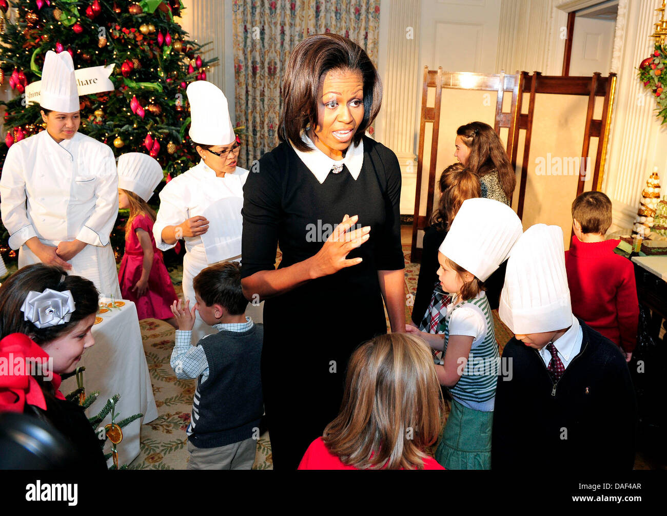 La Première Dame Michelle Obama avec les enfants des militaires dans la salle à manger d'état de la Maison Blanche lors d'un événement à l'aperçu des décorations de Noël de la Maison Blanche à Washington, DC. Le thème de la Maison Blanche 2011 Noël est cireur, donner, partager, célébrer les innombrables façons dont nous pouvons soulever ceux autour de nous, de mettre nos meilleurs auto avant dans l'esprit de la saison, passer du temps wi Banque D'Images