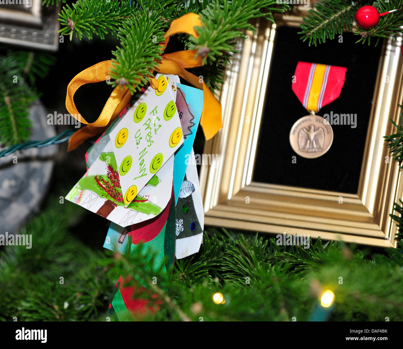 L'arbre de Noël Officiel de la Maison Blanche s'affiche dans la salle bleue de la Maison Blanche à Washington, DC. L'arbre dispose de cartes de vacances créé par les enfants des militaires. Médailles, insignes et correctifs sur l'ensemble des branches militaires sont affichés sur des ornements. Le thème de la Maison Blanche 2011 Noël est cireur, donner, partager, célébrer les innombrables façons dont nous pouvons soulever ces aro Banque D'Images