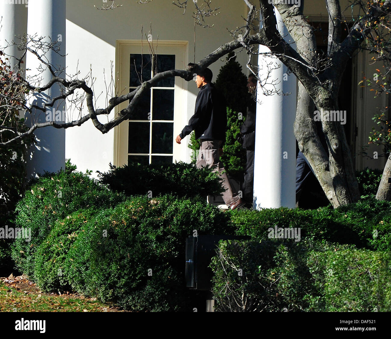 Le président des États-Unis Barack Obama quitte le bureau ovale de la Maison Blanche à Washington, D.C. pour jouer au golf à Joint Base Andrews le vendredi 25 novembre 2011..Credit : Ron Sachs / Piscine via CNP Banque D'Images