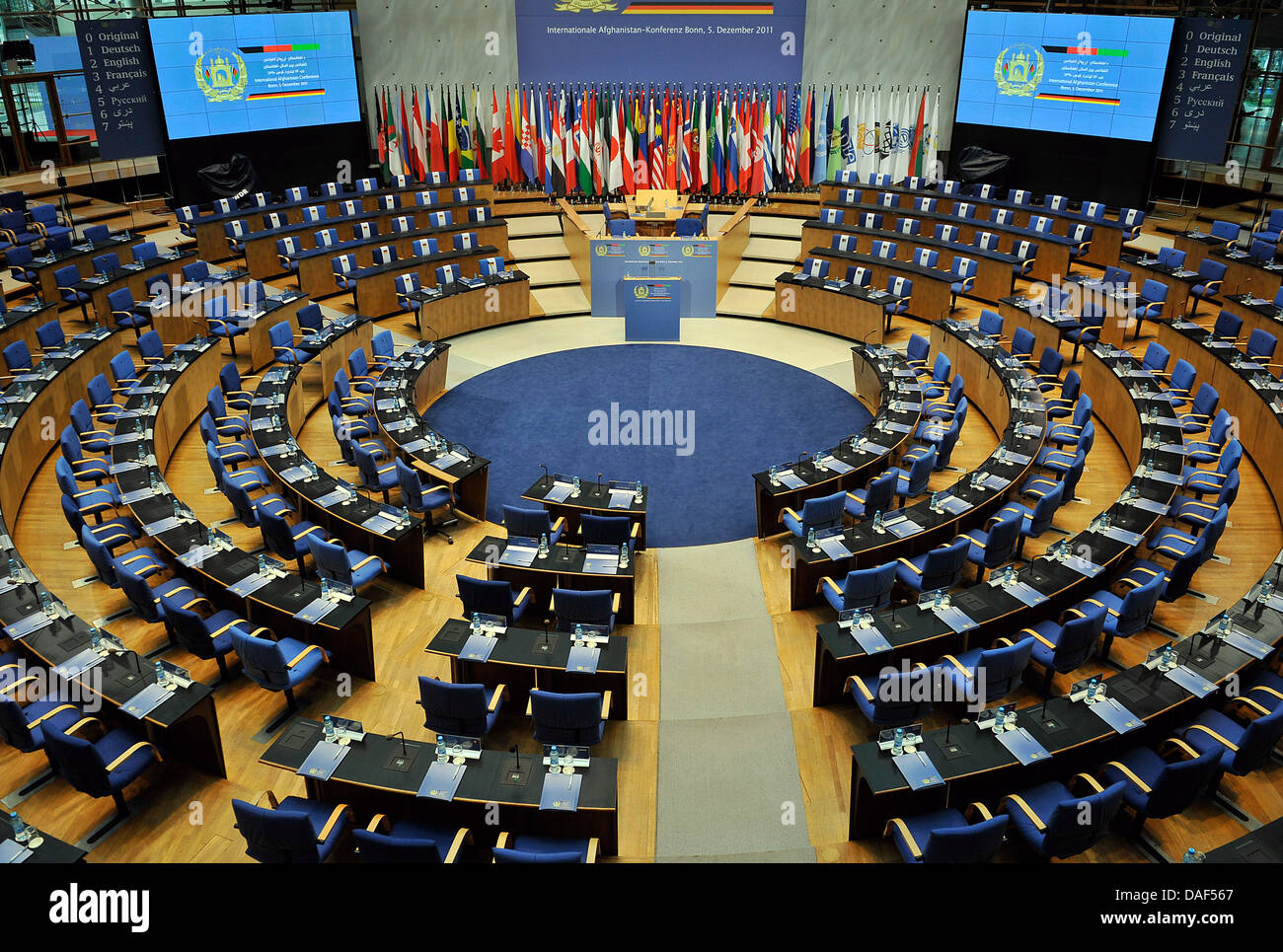 La salle d'assemblée de l'ancien bâtiment du Bundestag est décorée de drapeaux à Bonn, Allemagne, 03 décembre 2011. La conférence sur l'Afghanistan aura lieu ici le 05 décembre 2011. Photo : HENNING KAISER Banque D'Images