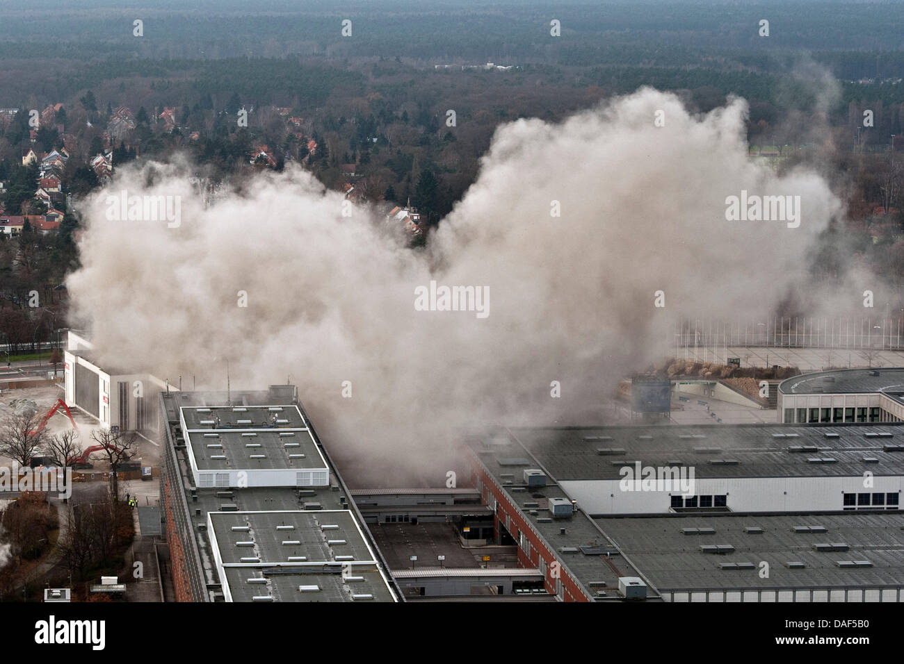 Le toit de la Deutschlandhalle est soufflé sur le parc des expositions de Berlin, Allemagne, 03 décembre 2011. À cinq minutes à 10 h le toit de 6000 m² a été présenté par des explosifs. La Deutschlandhalle a été ouvert un an avant les Jeux Olympiques de 1935 à Berlin et a offert 10 000 sièges. Un nouveau parc des expositions et des congrès est censé coûter 65 millions d'euros et est censé être Banque D'Images