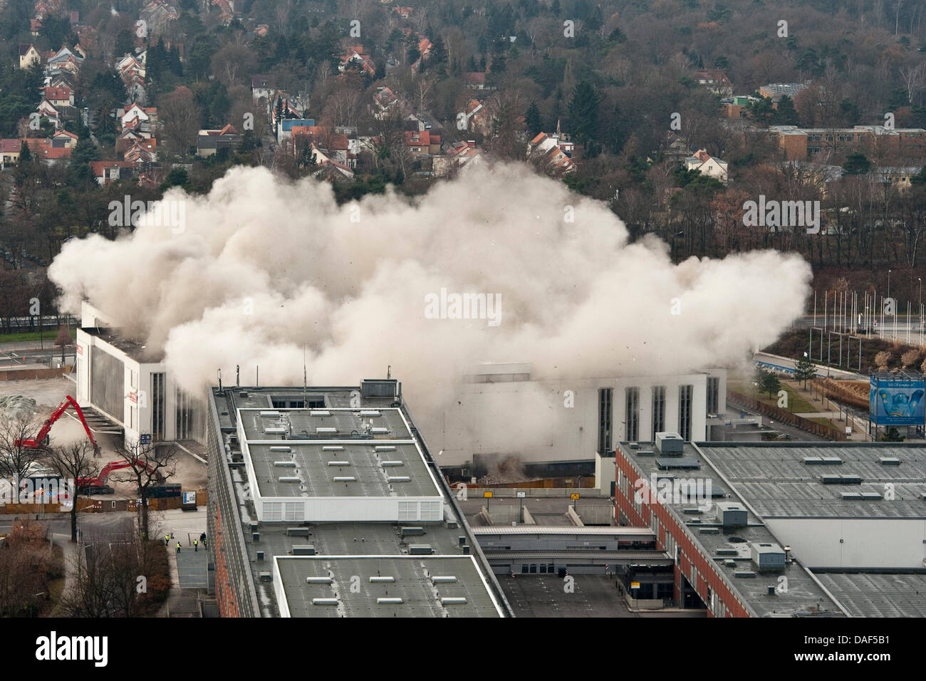 Le toit de la Deutschlandhalle est soufflé sur le parc des expositions de Berlin, Allemagne, 03 décembre 2011. À cinq minutes à 10 h le toit de 6000 m² a été présenté par des explosifs. La Deutschlandhalle a été ouvert un an avant les Jeux Olympiques de 1935 à Berlin et a offert 10 000 sièges. Un nouveau parc des expositions et des congrès est censé coûter 65 millions d'euros et est censé être Banque D'Images