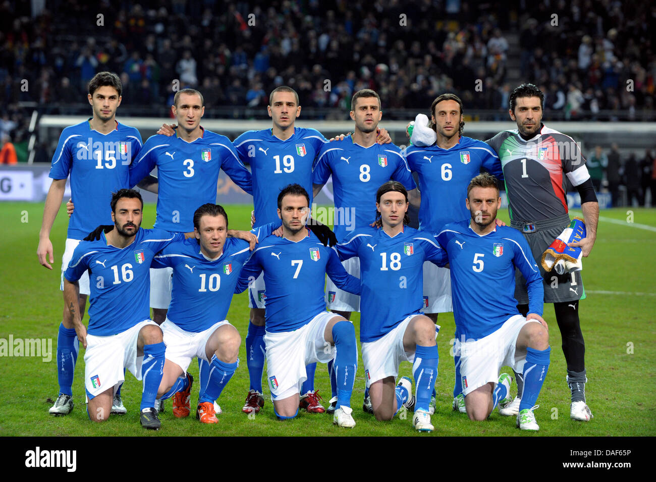 L'équipe d'Italie (retour L-R) Andrea Ranocchia, Giorgio Chiellini , Leonardo Bonucci, Thiago Motta, Stefano Mauri, gardien de but Gianluigi Buffon et avant (L-R) Mattia Cassani, Antonio Cassano, Giampaolo Pazzini, Riccardo Montolivo, Daniele De Rossi line up avant le match de football amical entre l'Allemagne et l'Italie au stade Signal Iduna Park de Dortmund, Allemagne, 09 février 201 Banque D'Images