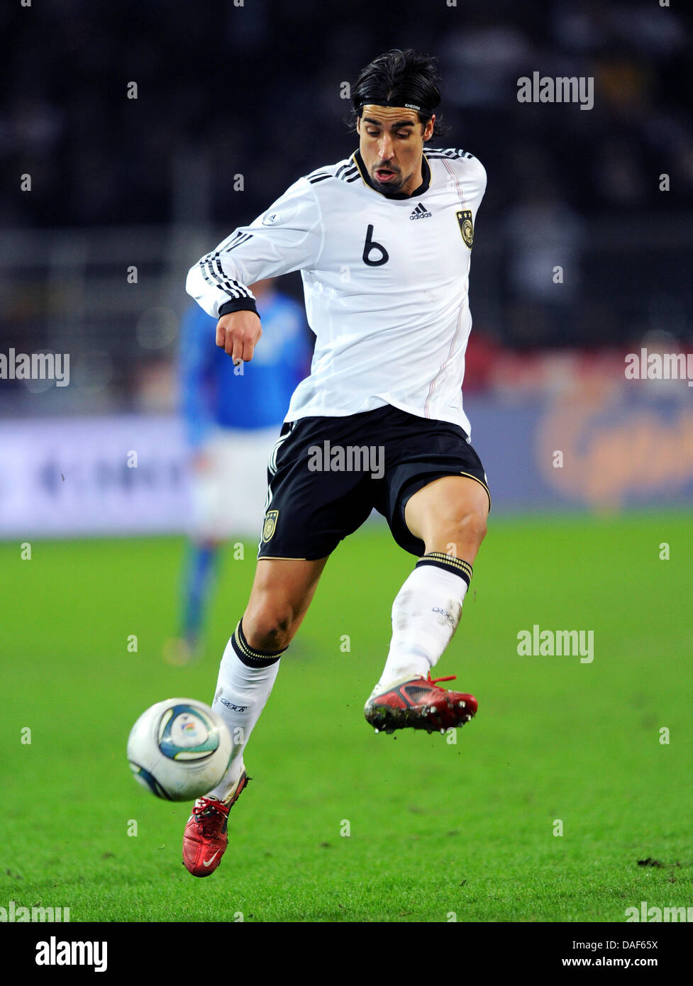 Sami Khedira joueur allemand contrôle le ballon pendant le match de football amical Allemagne contre l'Italie au stade Signal Iduna Park de Dortmund, Allemagne, 09 février 2011. Photo : Friso Gentsch Banque D'Images