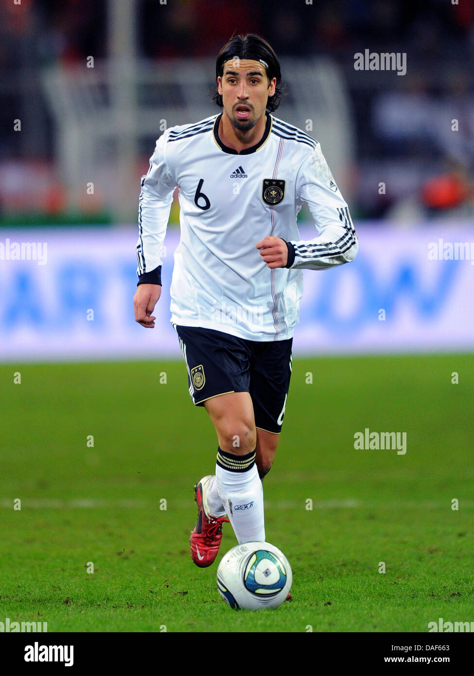 Sami Khedira joueur allemand contrôle le ballon pendant le match de football amical Allemagne contre l'Italie au stade Signal Iduna Park de Dortmund, Allemagne, 09 février 2011. Photo : Thomas Eisenhuth Banque D'Images