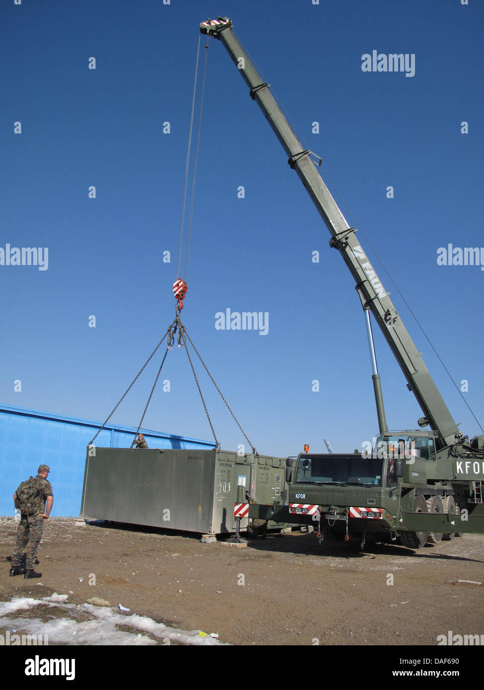 Les contenants sont montés pour la Bundeswehr allemande à leurs nouveaux quartiers de la KFOR Novo Selo près de Pristina, Kosovo, 10 février 2011. Force de maintien de la paix dirigée par l'OTAN, la KFOR réduit son contingent de 50 000 en juin 1999 à 5 000 soldats en février 2011. Photo : Thomas Brey Banque D'Images