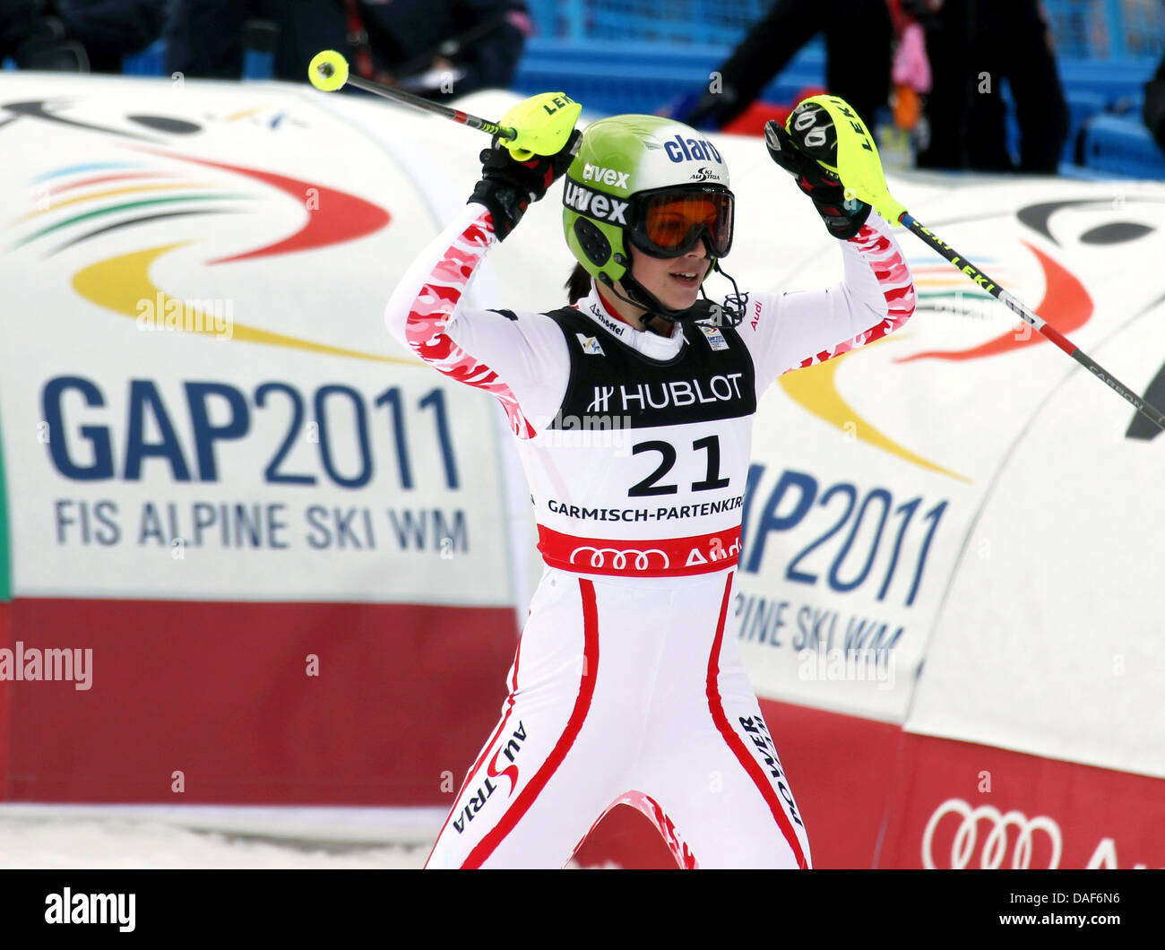 Anna Fenninger de l'Autriche célèbre dans l'aire d'arrivée de la women's Super combiné à la course de slalom aux Championnats du Monde de ski à Garmisch-Partenkirchen, Allemagne le 11 février 2011. Photo : Stephan Jansen Banque D'Images