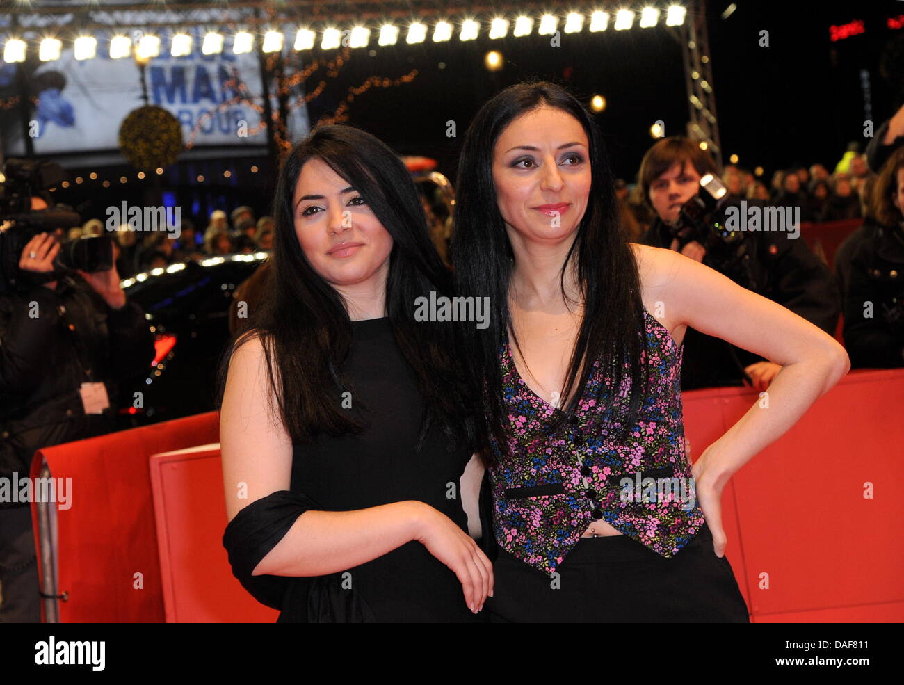 Allemand d'origine turque directeur Yasemin Samdereli (R) et l'allemand d'origine turque scénariste Nesrin Samdereli arrivent pour la première du film 'Almanya' ('Almanya - Willkommen in Deutschland") lors de la 61e édition du Festival International du Film de Berlin à Berlin, Allemagne, 12 février 2011. Le film est en cours d'exécution dans la section Hors compétition La compétition du Festival International du Film. E Banque D'Images