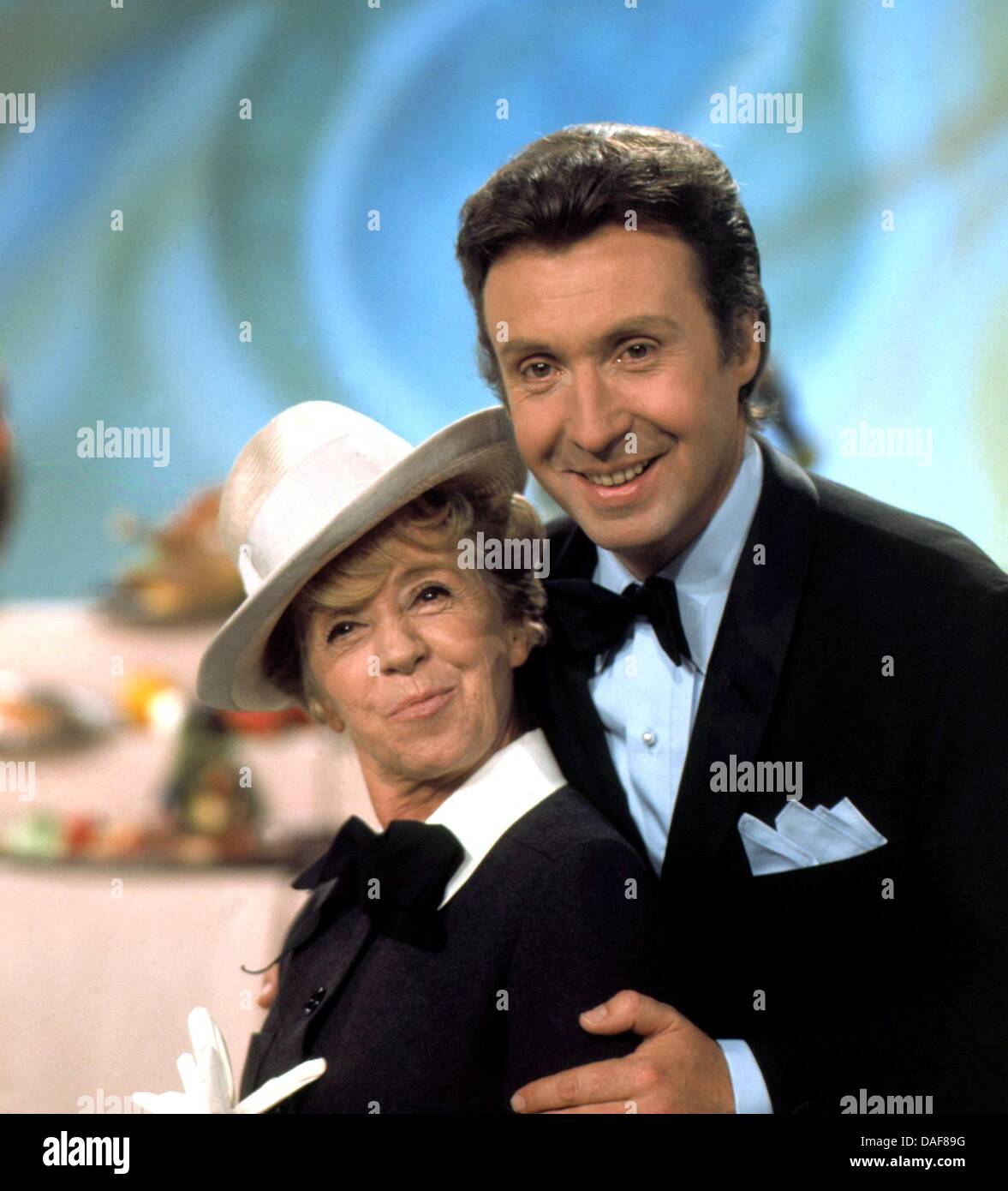 (Afp) un fichier photo datée d'octobre 1971 de l'acteur autrichien, chanteuse et artiste Peter Alexander (R) avec l'actrice allemande Inge Meysel (L). Alexander, un acteur et un chanteur qui était un dispositif de divertissement en allemand- peaking Europe allant de 1950 à 1990, est décédé le 12 février 2011, à Vienne, à l'âge de 84 ans, a déclaré un porte-parole. L'Autrichien est apparu dans quelques 50 films, pour la plupart en t Banque D'Images