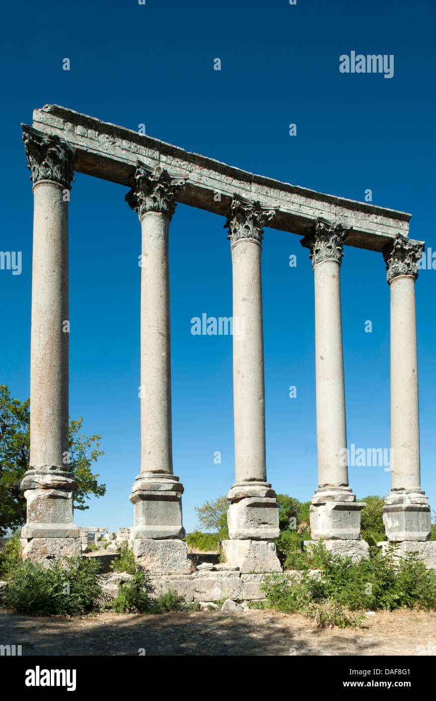 Türkei, Provinz Icel (Mersin), Uzuncaburc, Diokaisareia, Reihe von Säulen korinthischen Kapitellen des mit der Tempels Tyché Banque D'Images