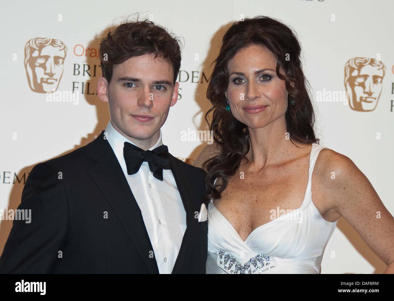 Acteurs britanniques Minnie Driver (R) et Sam Claflin (L) poser dans la salle de presse du gagnant de la British Academy Film Awards BAFTA au Royal Opera House de Londres, Grande-Bretagne, 13 février 2011. Photo : Hubert Boesl Banque D'Images