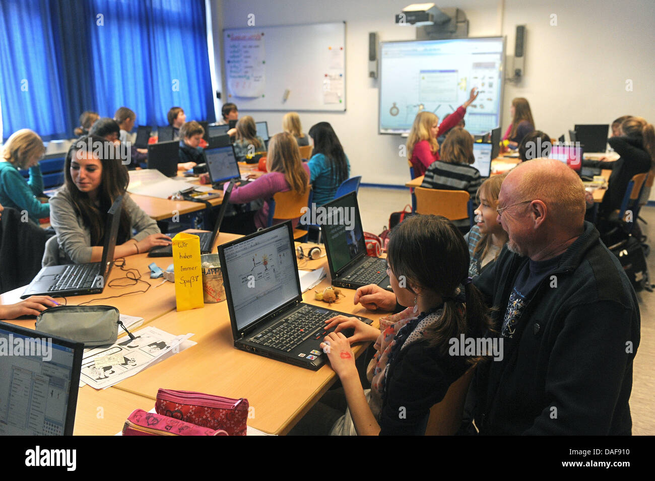 Paul Sauerland utilise un tableau électronique pendant son cours de biologie dans une école à Lingen, Allemagne, 10 février 2011. L'abolition de tableaux noirs est considéré comme la fin de la période du Crétacé dans les écoles - pas de craie seront nécessaires à partir de maintenant. Les classes peuvent maintenant profiter d'illustrations sur un écran tactile. Les étudiants sont connectés à la carte interactive avec leurs ordinateurs portables, sur lesquels Banque D'Images