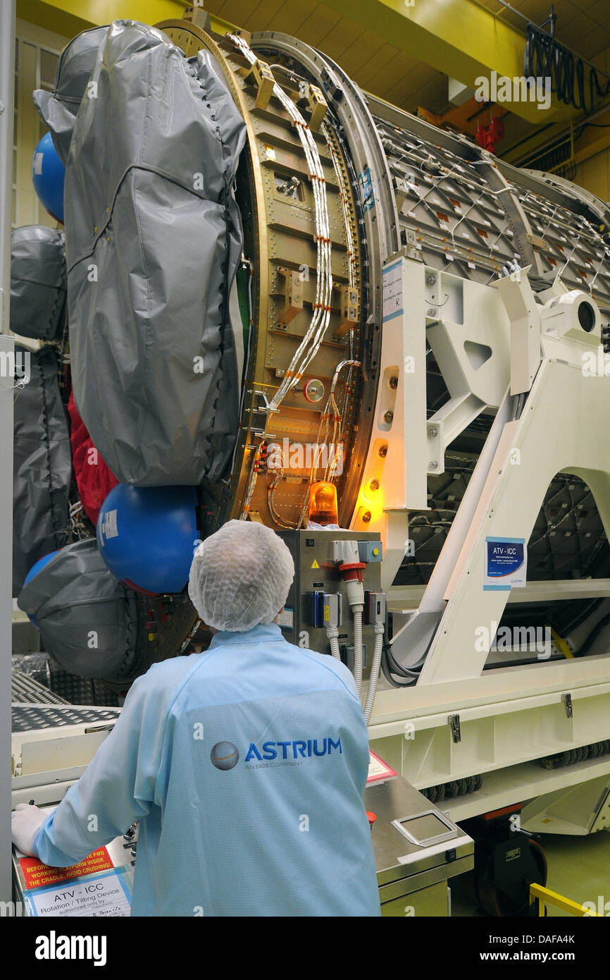 Un technicien de l'espace voyage société EADS Astrium GmbH travaille sur l'assemblage des avions de transport de l'espace pour la Station spatiale internationale ISS à Brême, Allemagne, le 15 février 2011. "L'ATV2 Johannes Kepler' lancera dans l'espace dans la soirée avec une fusée Ariane 5. Photo : Ingo Wagner Banque D'Images
